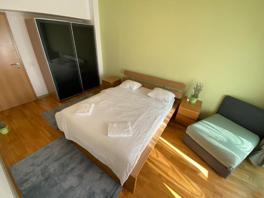 Green Apartment 214 With Private Parking Бухарест Екстер'єр фото